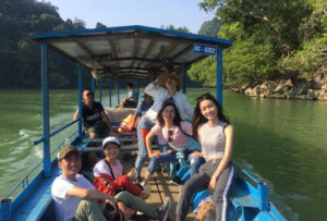 Du Khách đi Du Lịch Hồ Ba Bể